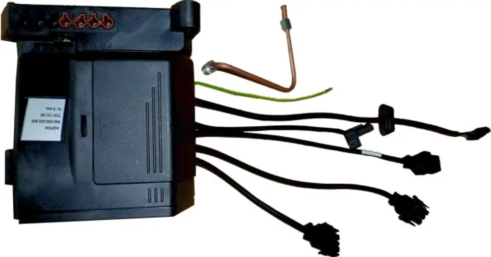Ölfeuerungsautomat mit mehreren elektrischen Anschlüssen und einer Kupferleitung, hergestellt von Wolf. Gerät zur Steuerung von Heizsystemen.